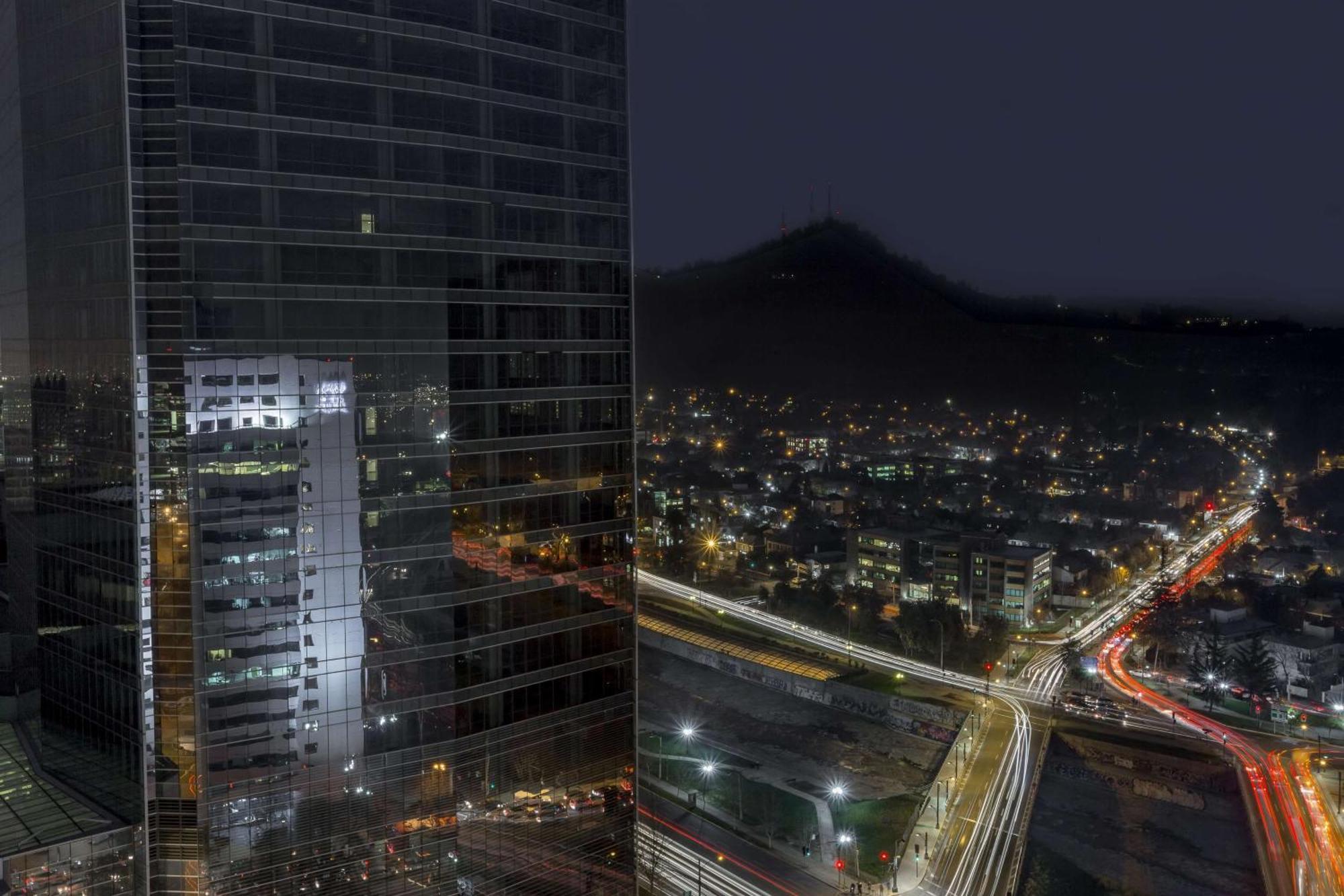 Hotel Nh Collection Plaza Santiago du Chili Extérieur photo View of the complex at night