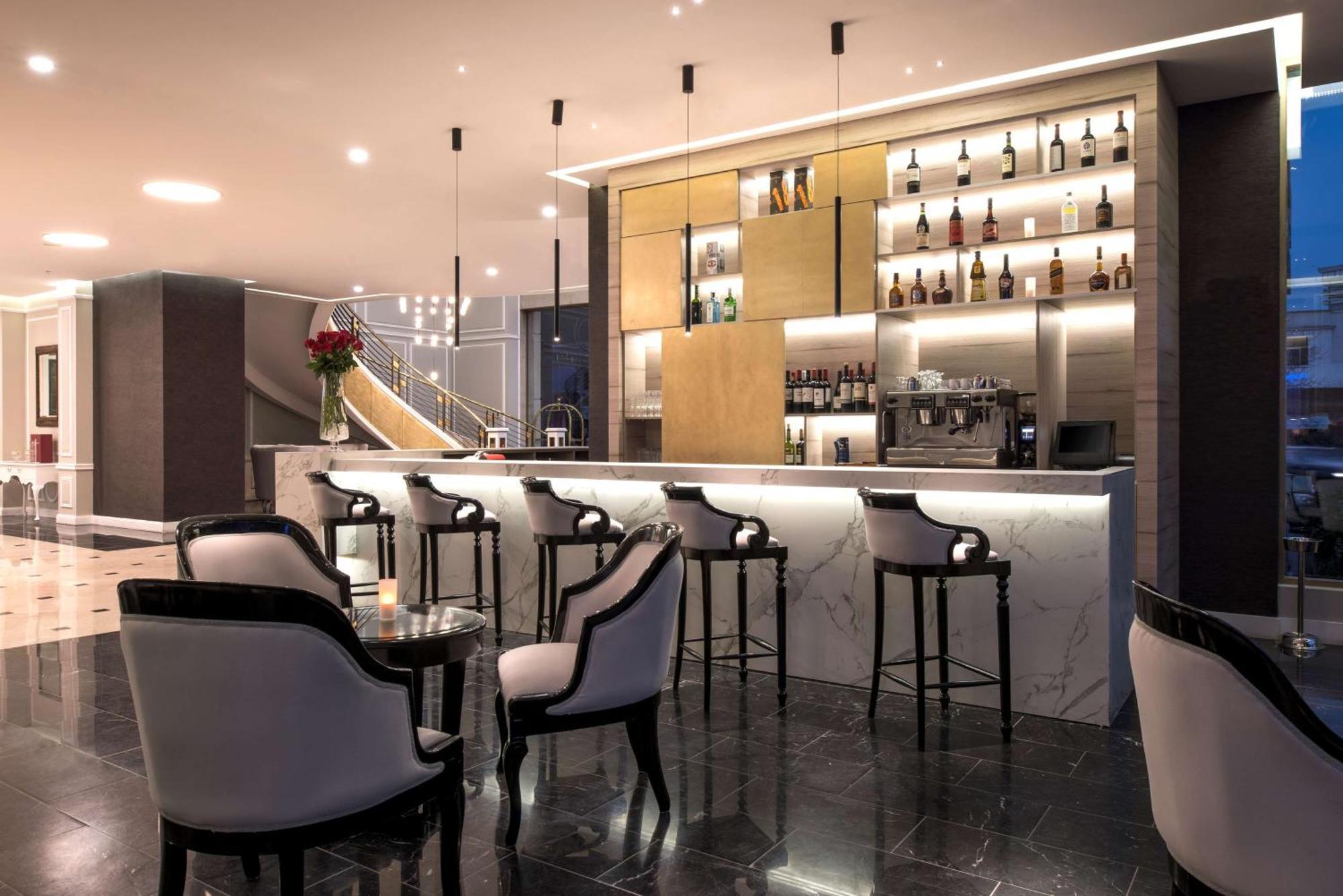 Hotel Nh Collection Plaza Santiago du Chili Extérieur photo The bar at the 100 Queen's Gate
